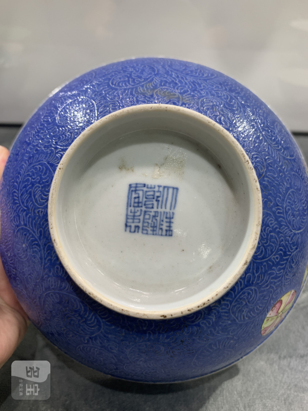 清乾隆蓝地轧道粉彩皮球花卉纹大碗 - 图6